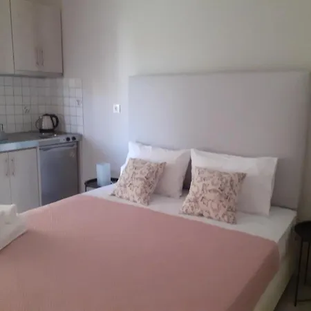 Nini's House 2 - 100m From Town Center شقة نيدري